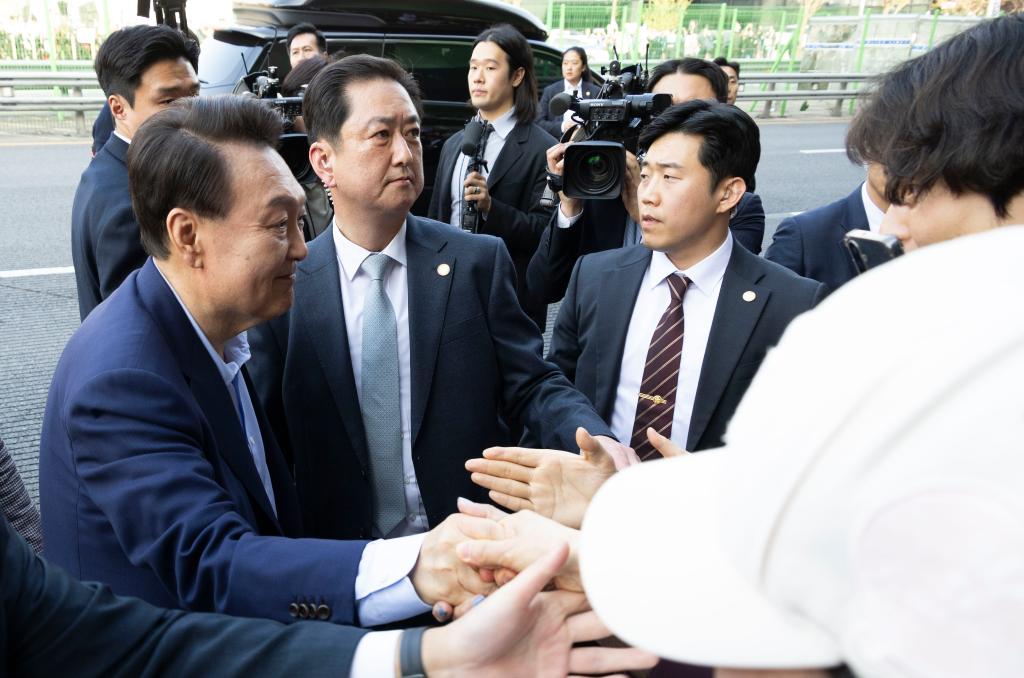 4月11日，韓國前總統(tǒng)尹錫悅（左一）在離開首爾漢南洞官邸時與支持者握手。新華社發(fā)（全休相攝）