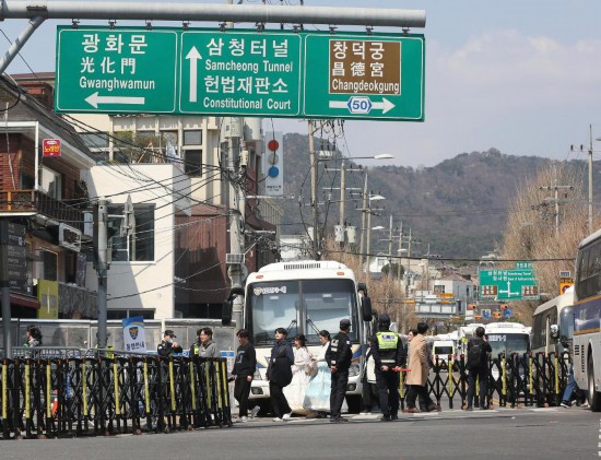  4月3日，在韓國首爾，警察在韓國憲法法院附近進行交通管制。新華社記者姚琪琳攝