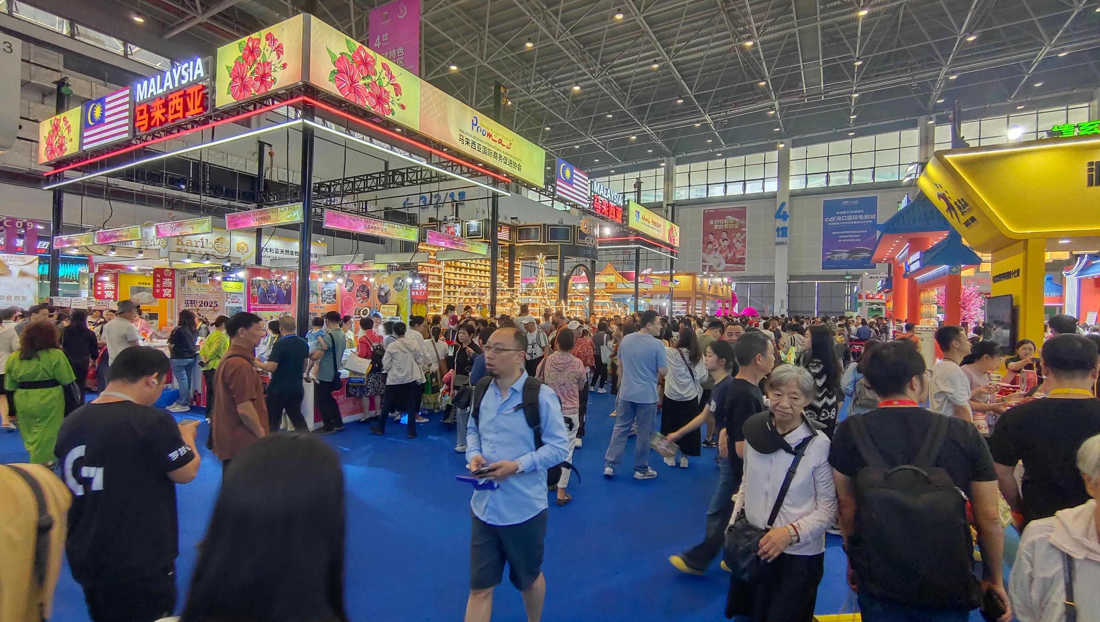消博會迎來公眾開放日，眾多市民、客商來到展館參觀、購物。人民網記者 李彤攝