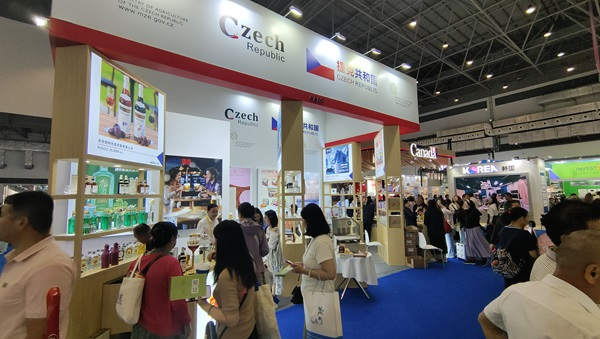 觀展者在各國展臺采購、咨詢。人民網記者 李彤攝