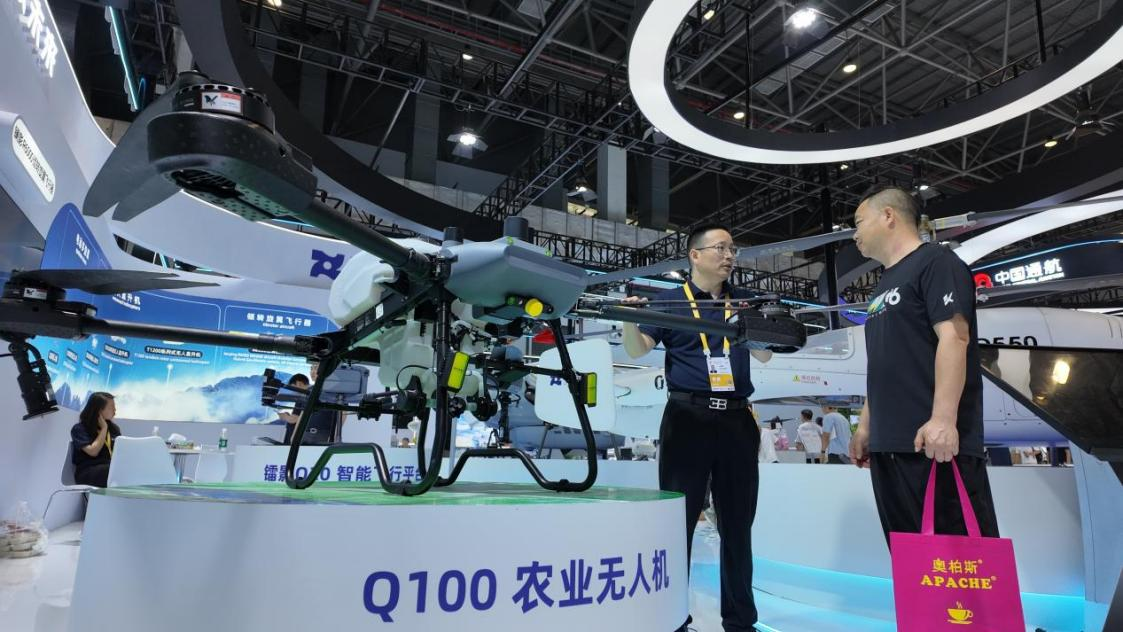 低空經濟展區(qū)展出的農業(yè)無人機裝備。人民網 歐陽易佳攝