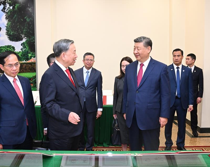 4月14日，習近平總書記在越共中央駐地同越共中央總書記蘇林舉行會談。這是會談后，兩黨總書記共同見證中越雙方簽署的45份雙邊合作文本展示。