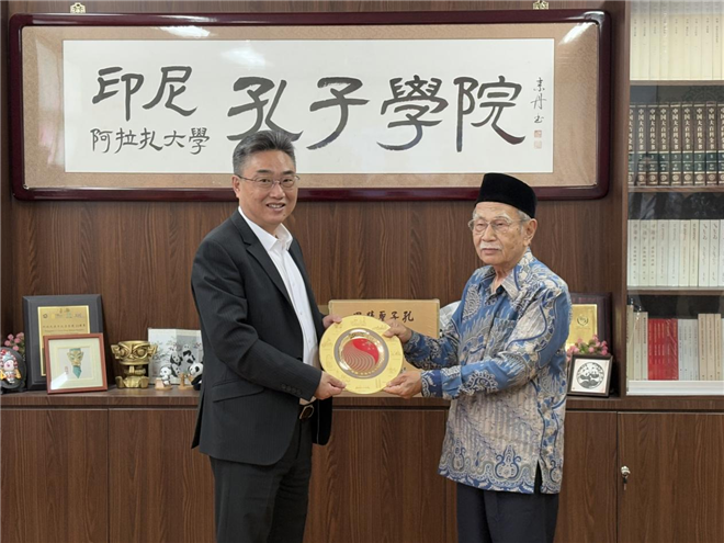 雙方交換禮物。活動(dòng)主辦方供圖