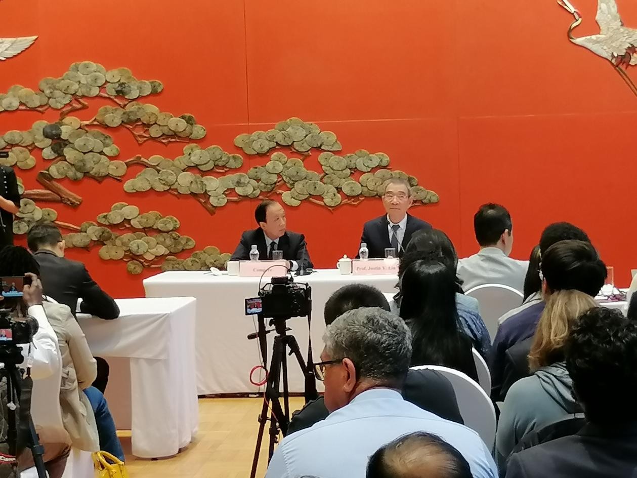 圖為21日舉行的“臨甲7號沙龍”，林毅夫（右一）在回答中外媒體記者的提問。 人民網(wǎng)記者 李瀟攝