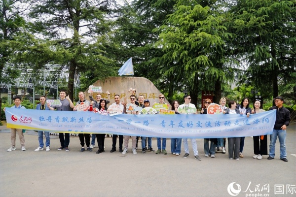 4月21日，人民網“一帶一路”青年友好交流活動走進洛陽。人民網記者 魯揚攝