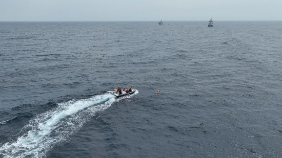4月23日，中越海警開展海上聯(lián)合搜救演練，模擬營救落水人員。（中國海警供圖）
