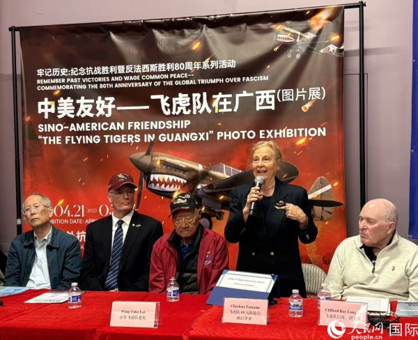 飛虎隊老兵后裔在現(xiàn)場分享父輩的歷史，正在發(fā)言者為夏琳·芳汀 人民網(wǎng)記者 鄧圩攝