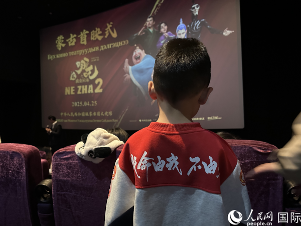 圖為首映式現(xiàn)場(chǎng)，一位小朋友身穿帶有《哪吒2》電影元素的衣服。人民網(wǎng)記者 張朋輝攝