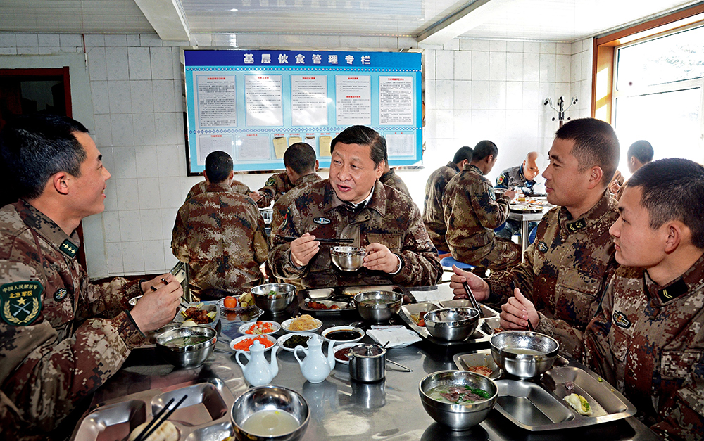 2014年1月26日，習(xí)近平主席專程來到內(nèi)蒙古軍區(qū)邊防某部，親切看望慰問戍邊官兵。這是在連隊(duì)食堂，習(xí)近平主席同戰(zhàn)士們一起用餐。