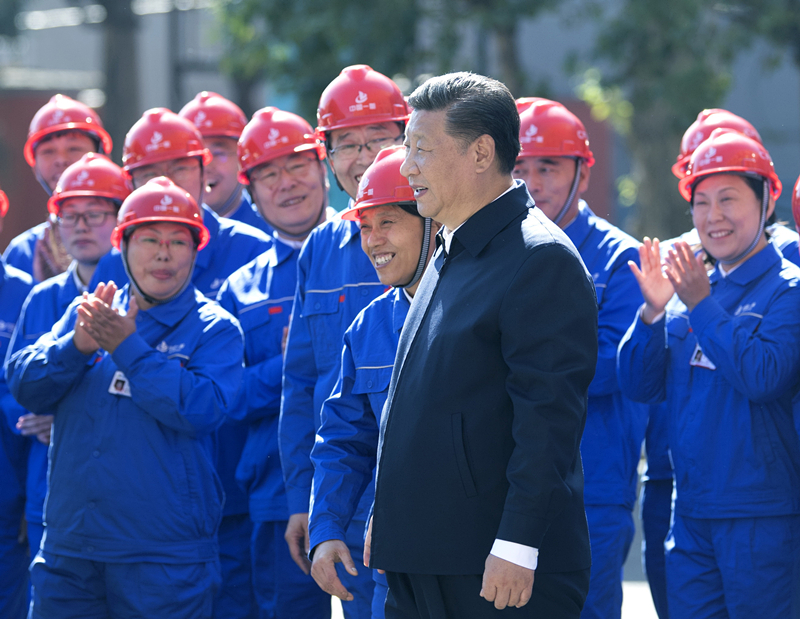 2018年9月26日，在中國一重集團，習近平總書記走到工人中間，同大家親切交流。
