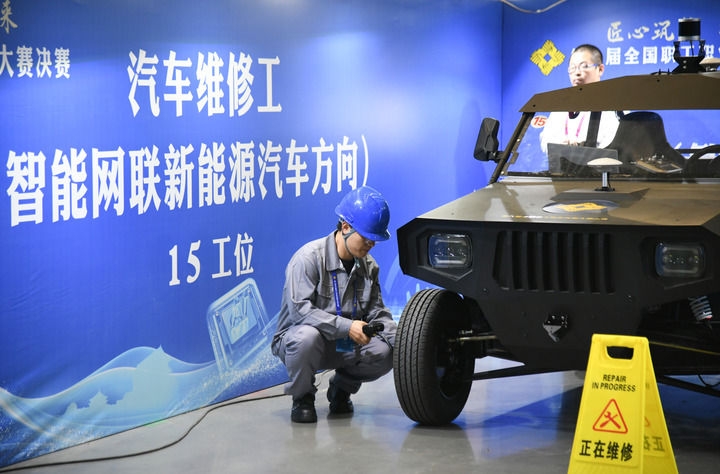 2024年9月11日，由全國總工會(huì)、人力資源和社會(huì)保障部等單位主辦的第八屆全國職工職業(yè)技能大賽決賽在陜西開幕。這是選手在位于西安國際會(huì)展中心的比賽場地參加汽車維修工（智能網(wǎng)聯(lián)新能源汽車方向）工種比賽。新華社記者 張博文 攝