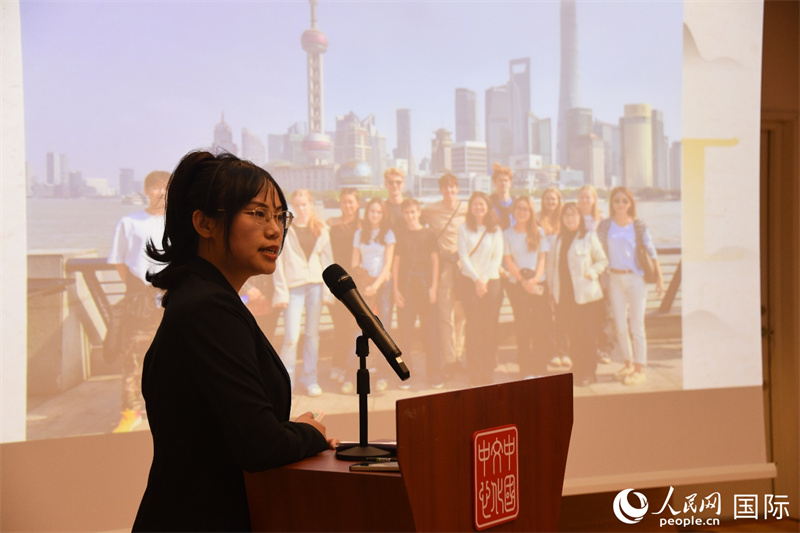 斯德哥爾摩考試中心經理陳曦介紹“漢語水平考試”情況。人民網記者 殷淼攝