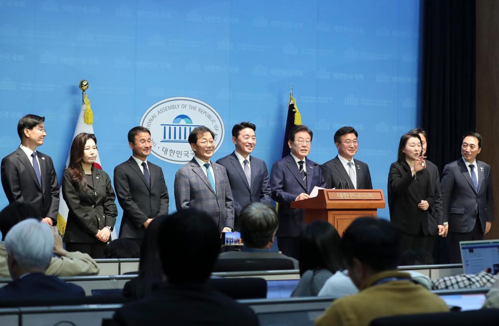 4月11日，李在明在韓國(guó)首爾舉行的新聞發(fā)布會(huì)上介紹他的總統(tǒng)競(jìng)選團(tuán)隊(duì)。新華社記者姚琪琳攝