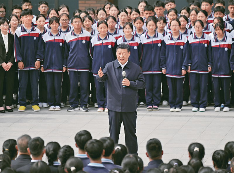 2024年6月18日至19日，中共中央總書記、國家主席、中央軍委主席習(xí)近平在青?？疾?。這是18日下午，習(xí)近平在果洛西寧民族中學(xué)考察時(shí)，同師生們親切交流。 新華社記者 岳月偉/攝