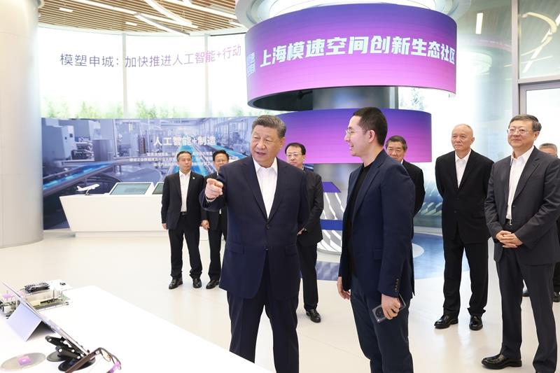 △2025年4月29日，習近平總書記在上?！澳Ｋ倏臻g”大模型創(chuàng)新生態(tài)社區(qū)，察看大模型產(chǎn)品展示。