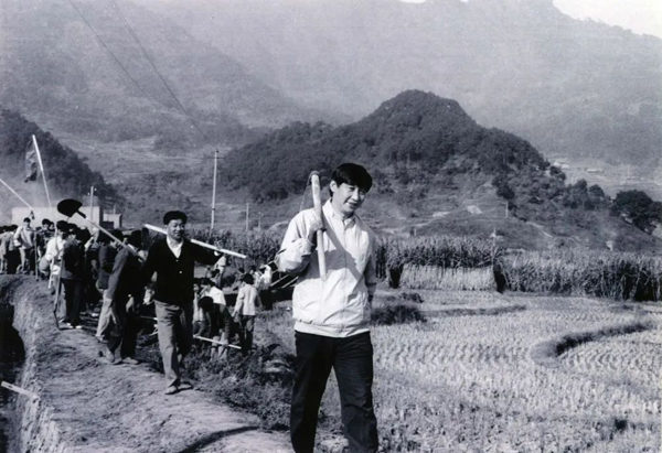 這是1989年，時(shí)任福建省寧德地委書(shū)記的習(xí)近平帶領(lǐng)地直機(jī)關(guān)千余名干部到寧德縣南漈水利工地參加清溝排障修整水渠勞動(dòng)。新華社發(fā)