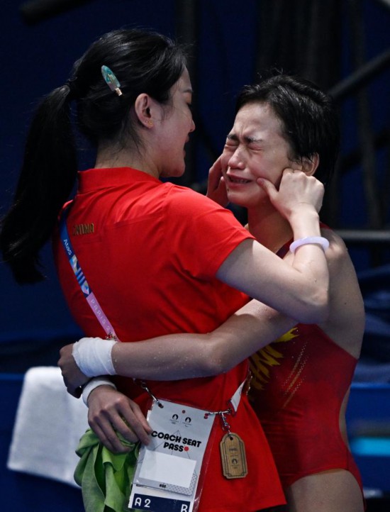 2024年8月6日，中國選手全紅嬋（右）與教練陳若琳在巴黎奧運(yùn)會(huì)女子10米臺(tái)決賽后慶祝。新華社記者 王鵬 攝