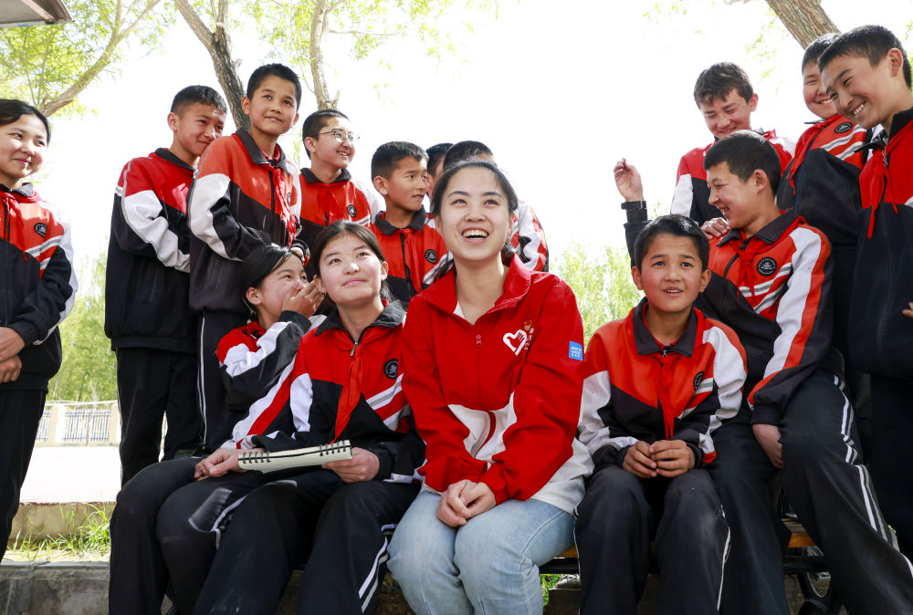 4月23日，在新疆克州阿圖什市哈拉峻鄉(xiāng)謝依特小學，支教教師高淑賢和學生們在一起。