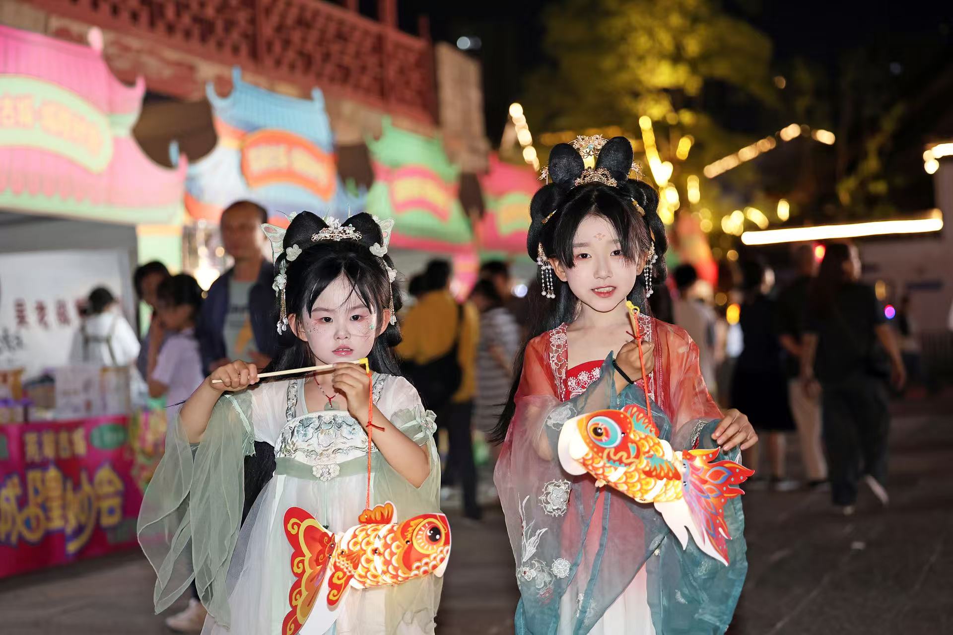 2025年5月2日晚，安徽蕪湖古城，魚燈巡游吸引游人駐足觀看。（圖片來源：視覺中國）