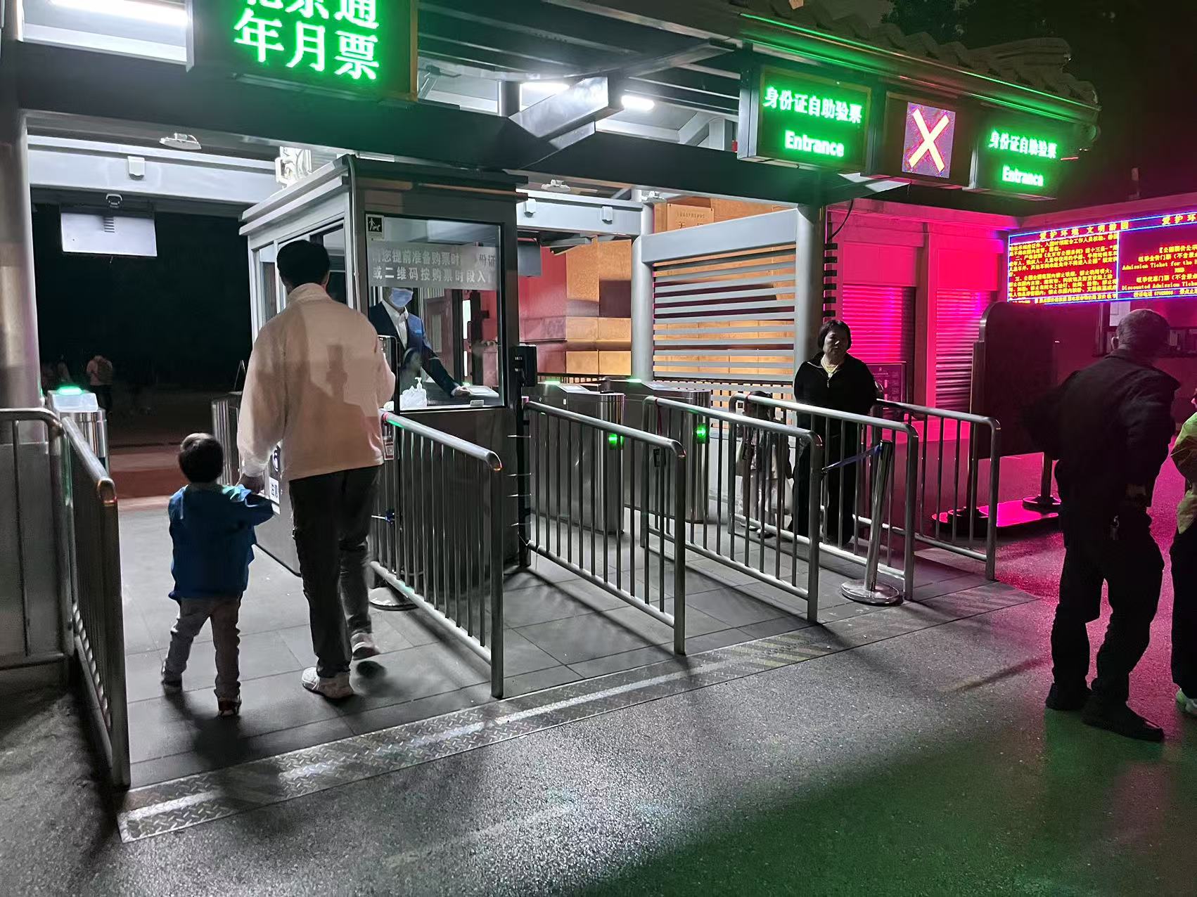 北京天壇公園延長開放時間，游客進入游覽。人民網記者 李楠樺攝