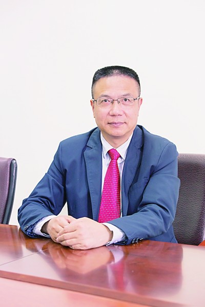 徐飛 教授、博士生導(dǎo)師。歷任上海交通大學(xué)副校長、西南交通大學(xué)校長、上海財經(jīng)大學(xué)常務(wù)副校長，現(xiàn)任福耀科技大學(xué)常務(wù)副校長。國務(wù)院政府特殊津貼專家。先后兼任中國鐵道學(xué)會副理事長，中國管理學(xué)會組織與戰(zhàn)略專業(yè)委員會副主任，教育部高等學(xué)校創(chuàng)新創(chuàng)業(yè)教育指導(dǎo)委員會副主任，中國高等教育學(xué)會創(chuàng)新創(chuàng)業(yè)教育分會理事長，中國高質(zhì)量MBA教育認證（CAMEA）工作委員會副主任，中國職業(yè)技術(shù)教育學(xué)會副會長等。主要研究領(lǐng)域為戰(zhàn)略管理、競爭戰(zhàn)略與博弈論、創(chuàng)新創(chuàng)業(yè)、跨文化戰(zhàn)略領(lǐng)導(dǎo)力等。出版著作20余部。