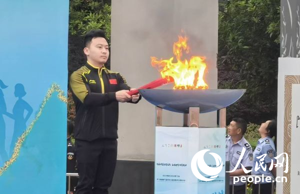 在活動開幕式上，馮喆點燃火炬。人民網(wǎng)記者 楊磊攝