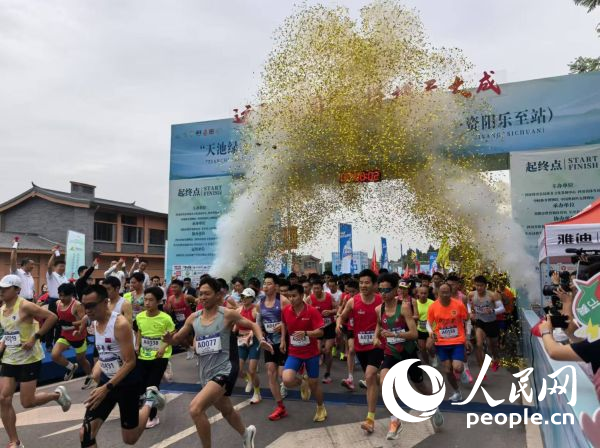 全民健身跑參賽選手沖出起點。人民網(wǎng)記者 楊磊攝