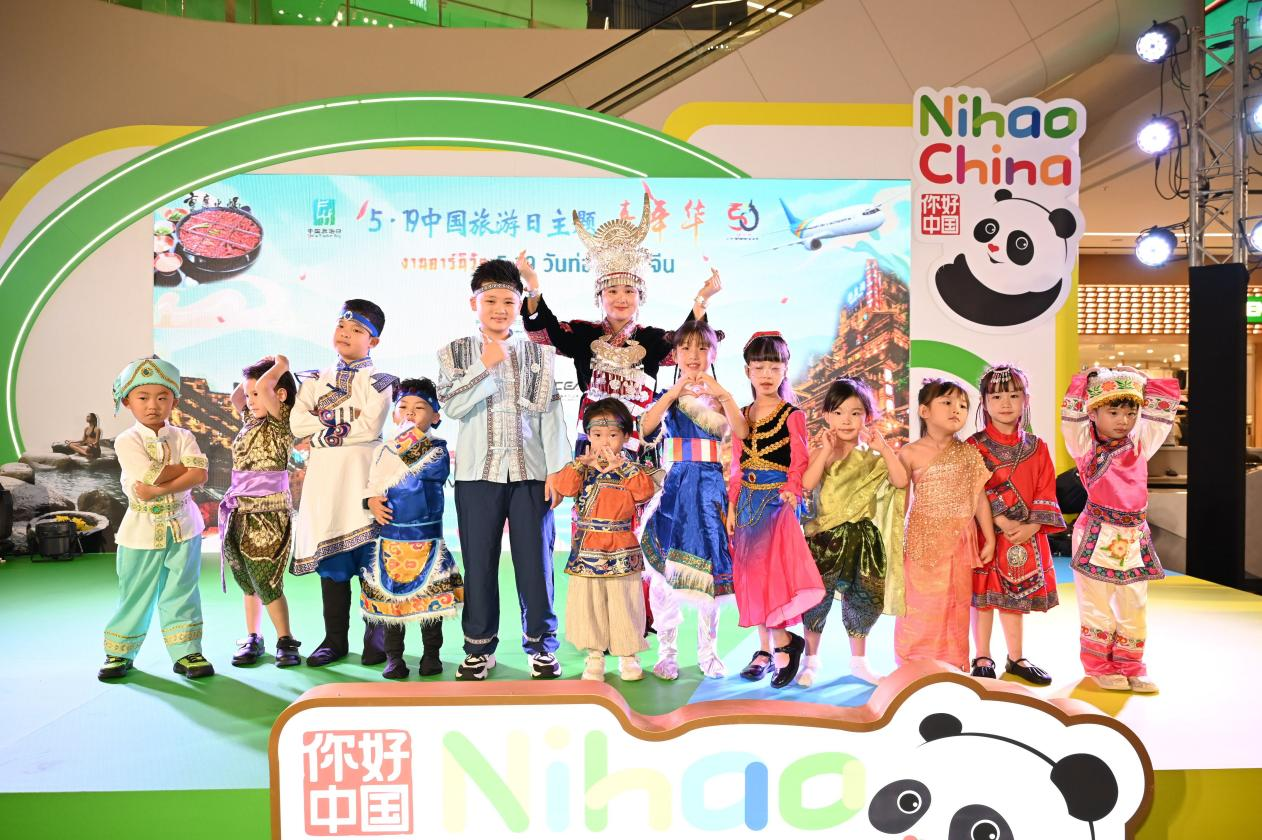 開幕式上，中泰小朋友服飾秀表演。主辦方供圖