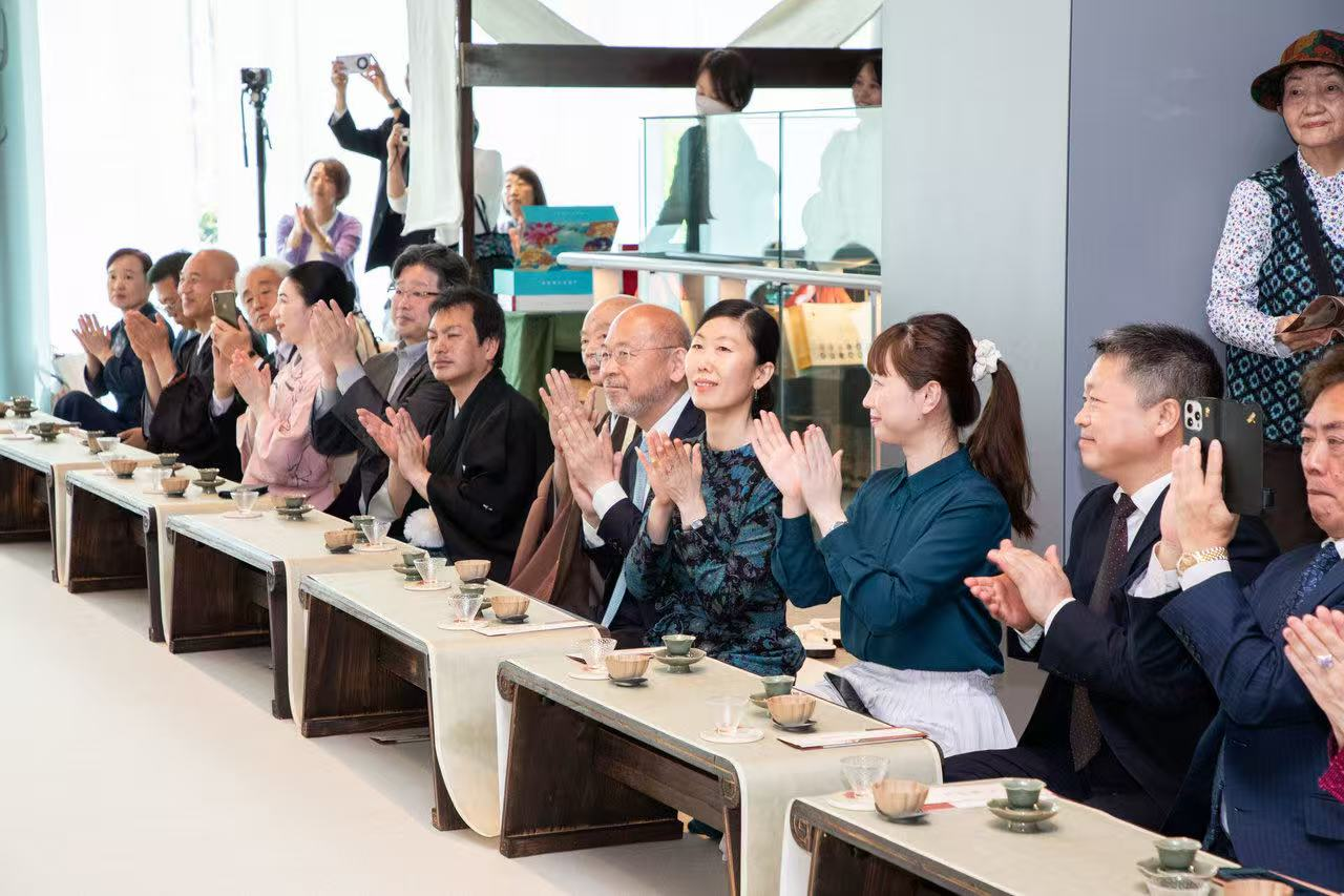 中日兩國文旅界、各茶道流派嘉賓出席開幕式。中國駐大阪旅游辦事處供圖
