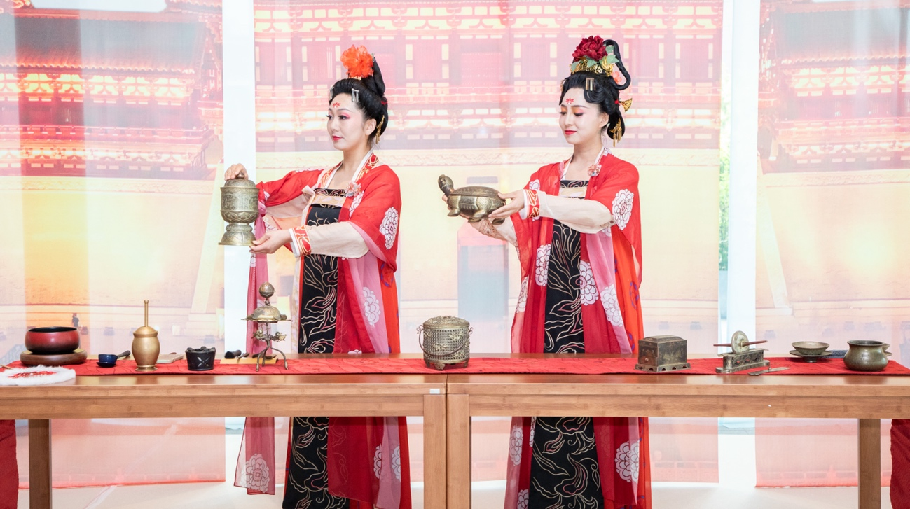 法門寺地宮出土文物一比一復(fù)刻的宮廷茶器。中國駐大阪旅游辦事處供圖