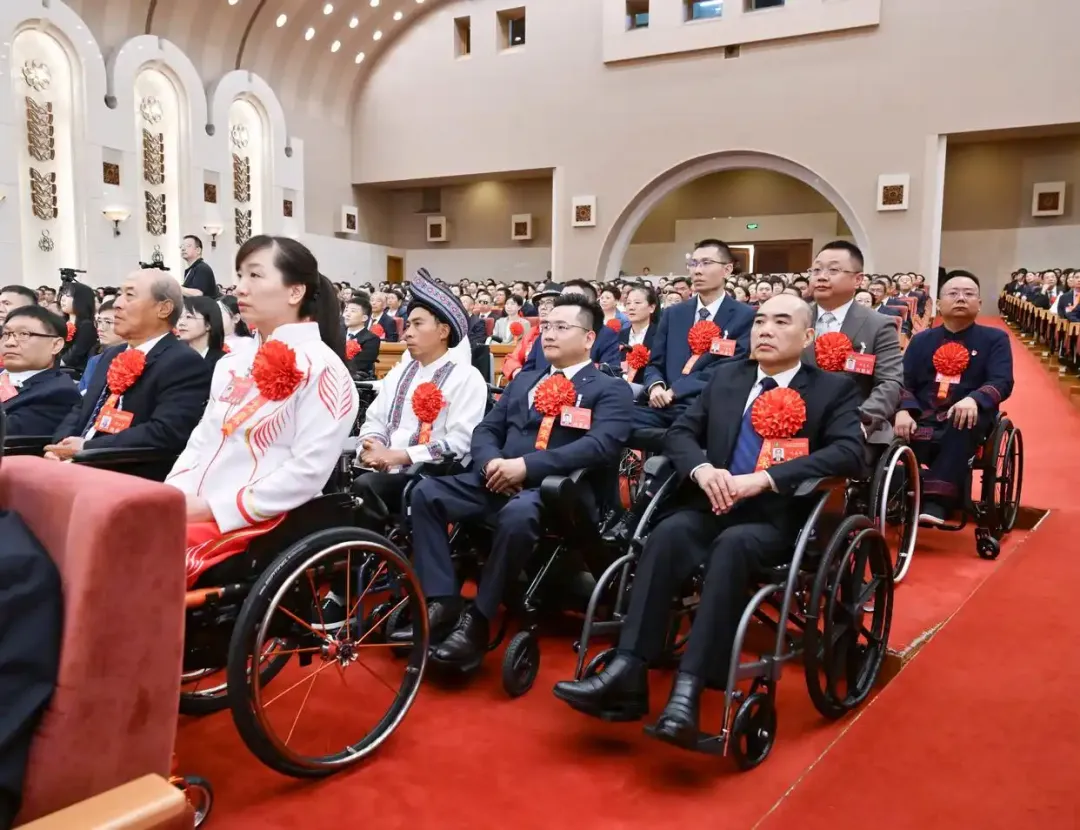 2025年5月16日，第七次全國自強(qiáng)模范暨助殘先進(jìn)表彰大會(huì)在北京召開。大會(huì)表彰了200名“全國自強(qiáng)模范”、200個(gè)“全國殘疾人工作先進(jìn)集體”和60名“全國殘疾人工作先進(jìn)個(gè)人”。