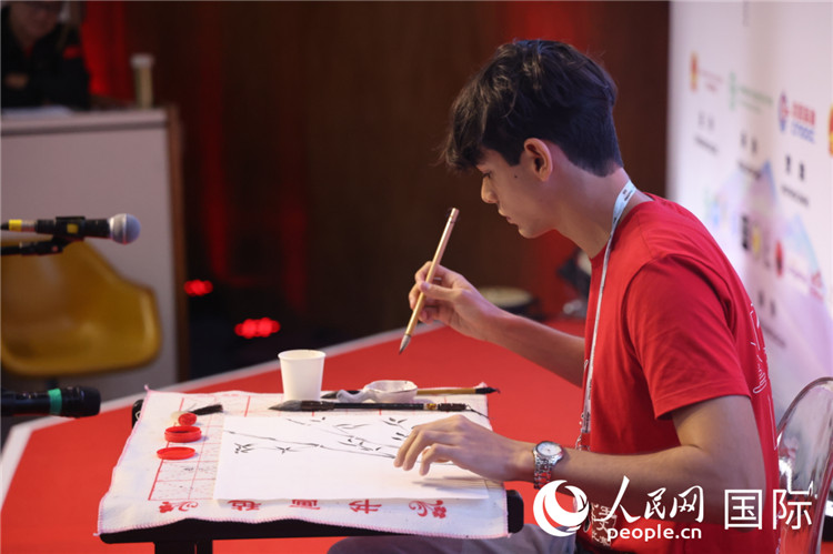 2025年“漢語(yǔ)橋”巴西賽區(qū)決賽的“才藝展示”環(huán)節(jié)，一名參賽者正在繪畫(huà)。人民網(wǎng)記者 時(shí)元皓攝