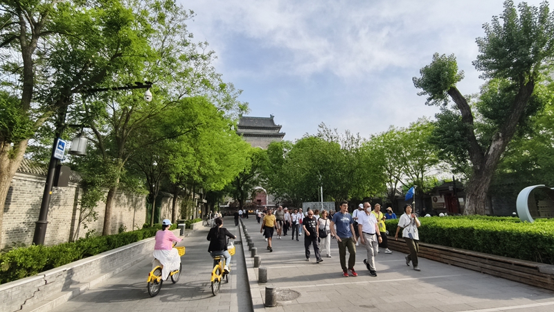 外國(guó)游客游覽北京鼓樓。人民網(wǎng)記者 李楠樺攝