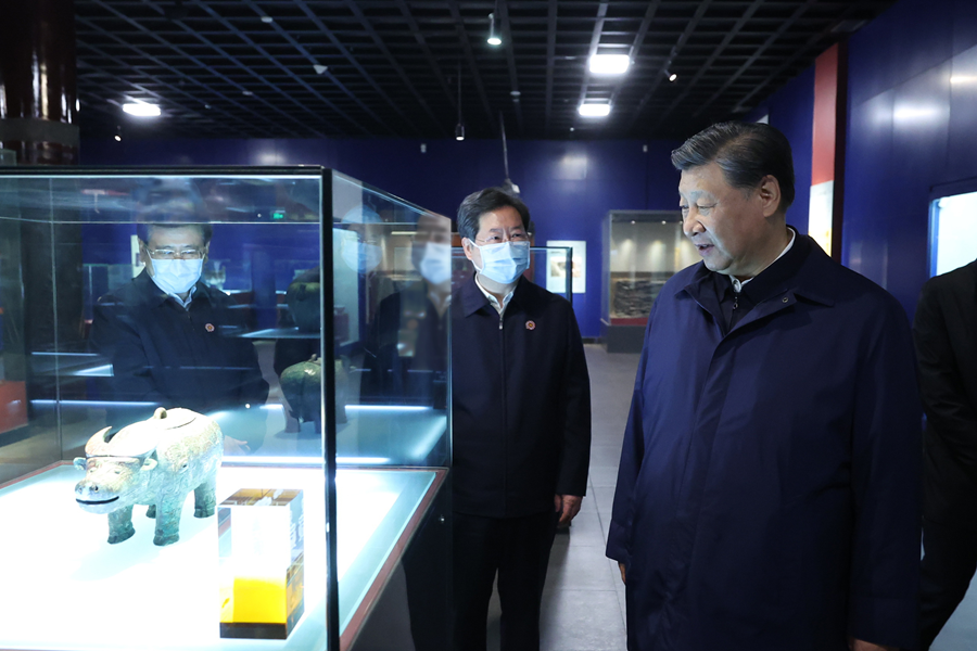 2022年10月28日，習(xí)近平總書記在安陽市殷墟博物館考察。新華社記者 鞠鵬 攝