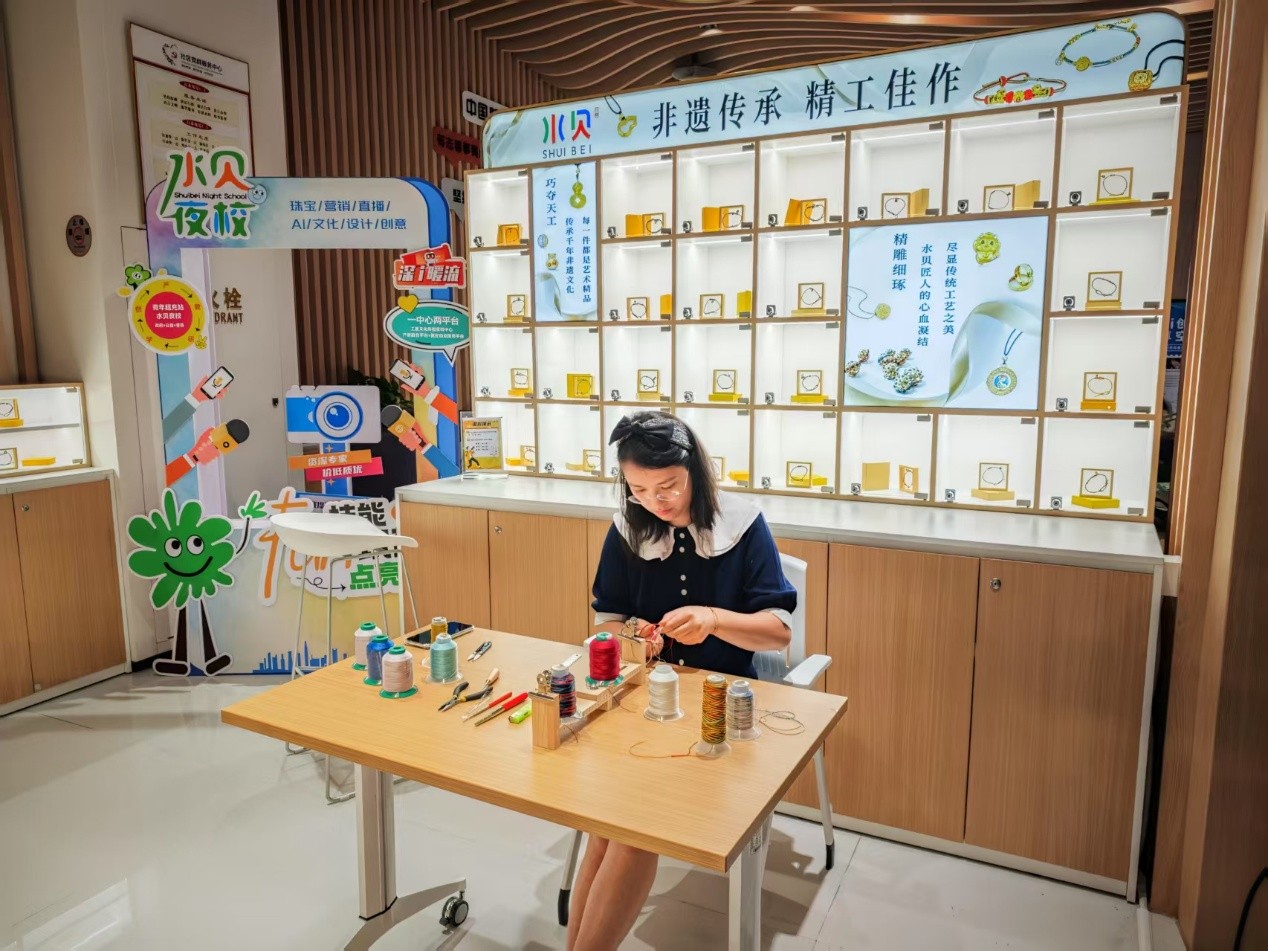 水貝夜校學(xué)員正在展示手工編繩過(guò)程。人民網(wǎng) 肖聰聰攝