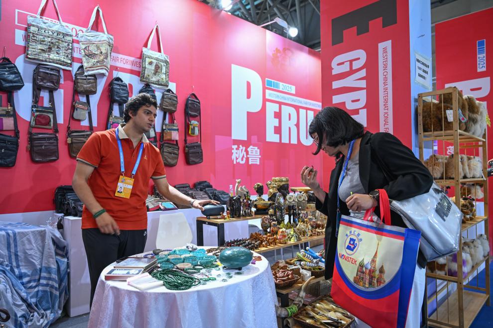 5月22日，外國展商在西洽會現(xiàn)場向參觀者介紹產(chǎn)品。新華社記者 陳誠 攝