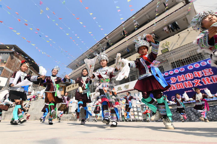 2025年3月25日，廣西柳州市融水苗族自治縣桿洞鄉(xiāng)中心小學(xué)學(xué)生在跳蘆笙踩堂舞。新華社記者 黃孝邦 攝