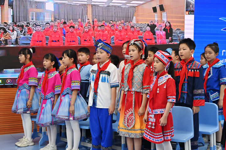 2025年3月28日，在“壯蒙一家親 共筑中國夢”手拉手主題云隊會上，廣西南寧市濱湖路小學(xué)四（1）中隊隊員通過網(wǎng)絡(luò)和內(nèi)蒙古鄂爾多斯東勝區(qū)第十二小學(xué)四（9）中隊隊員一起唱《中國少年先鋒隊隊歌》。新華社記者 周華 攝