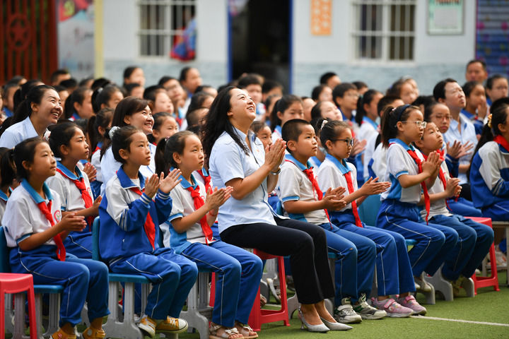 2021年7月1日，在位于陜西省延安市的楊家?guī)X福州希望小學(xué)，師生收看慶祝中國共產(chǎn)黨成立100周年大會。新華社記者 張博文 攝