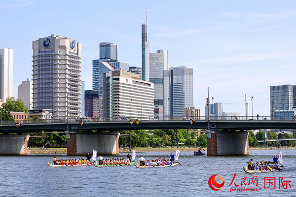 龍舟賽隊伍奮力揮槳、破浪前行。人民網(wǎng) 依琳攝