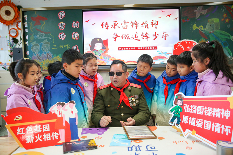 2025年3月3日，江蘇南通如皋市安定小學(xué)里，傷殘軍人許波銀在思政小課堂上向?qū)W生講述雷鋒故事。