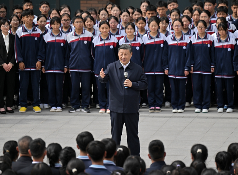 2024年6月18日，習(xí)近平總書(shū)記在青海果洛西寧民族中學(xué)考察時(shí)，同師生們親切交流。