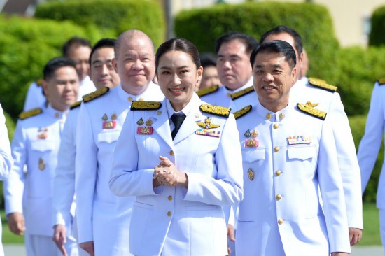 2024年9月7日，泰國總理佩通坦·欽那瓦（前中）及新一屆內(nèi)閣成員在位于首都曼谷的總理府與媒體見面。新華社發(fā)（拉亨攝）