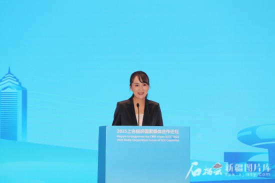 5月23日，在2025上合組織國(guó)家媒體合作論壇青年文化交流營(yíng)活動(dòng)中，人民日?qǐng)?bào)社記者阿爾達(dá)克·塔巴拉克發(fā)言。石榴云/新疆日?qǐng)?bào)記者 李雄心攝