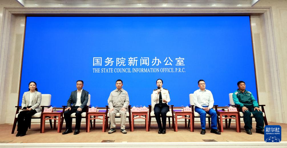 5月29日，國務(wù)院新聞辦公室在北京舉行“新征程上的奮斗者”中外記者見面會，交通運輸領(lǐng)域代表圍繞“加快建設(shè)交通強國 勇當(dāng)開路先鋒”與中外記者見面交流。新華社記者 潘旭 攝