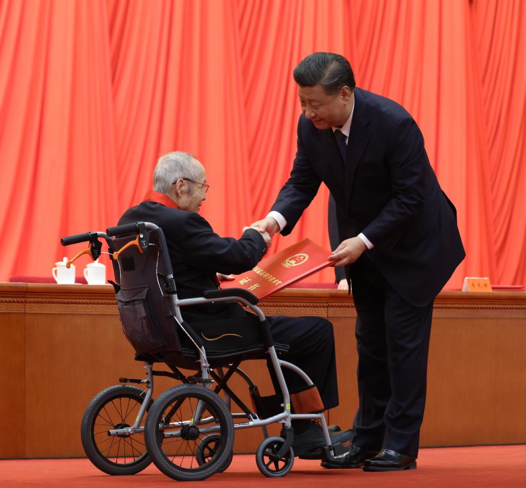2021年11月3日，2020年度國(guó)家科學(xué)技術(shù)獎(jiǎng)勵(lì)大會(huì)在北京人民大會(huì)堂隆重舉行。習(xí)近平總書(shū)記向獲得2020年度國(guó)家最高科學(xué)技術(shù)獎(jiǎng)的中國(guó)航空工業(yè)集團(tuán)有限公司顧誦芬院士頒獎(jiǎng)。新華社記者 龐興雷 攝