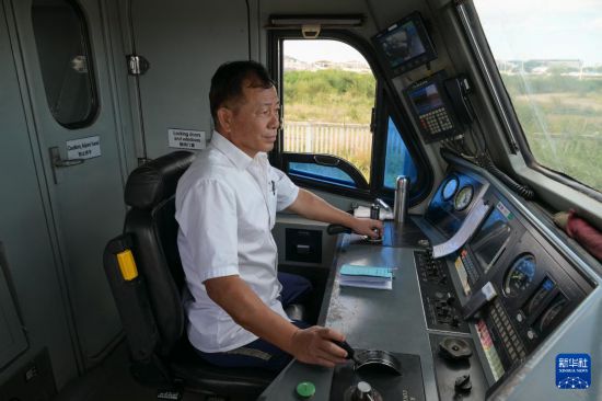 5月31日，在蒙內(nèi)鐵路內(nèi)羅畢站，機(jī)車駕駛員蔣立平在即將開往蒙巴薩的E2次列車上進(jìn)行準(zhǔn)備工作。新華社記者 楊光 攝