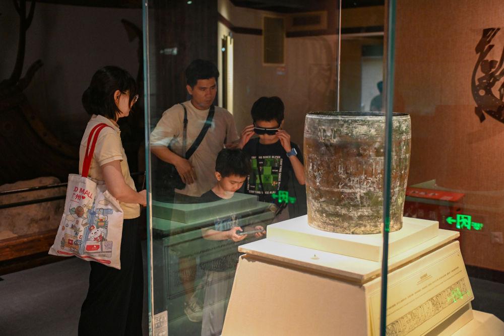 △2025年5月18日，游客在廣東廣州南越王博物院（王墓展區(qū)）體驗(yàn)AR眼鏡智慧導(dǎo)覽服務(wù)。