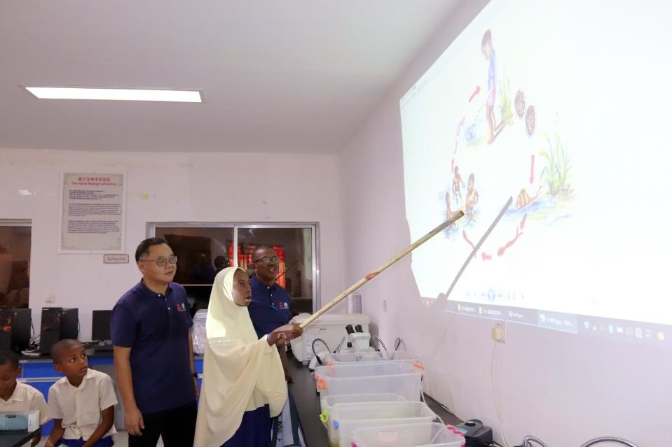 血吸蟲病健康教育講座。施亮攝