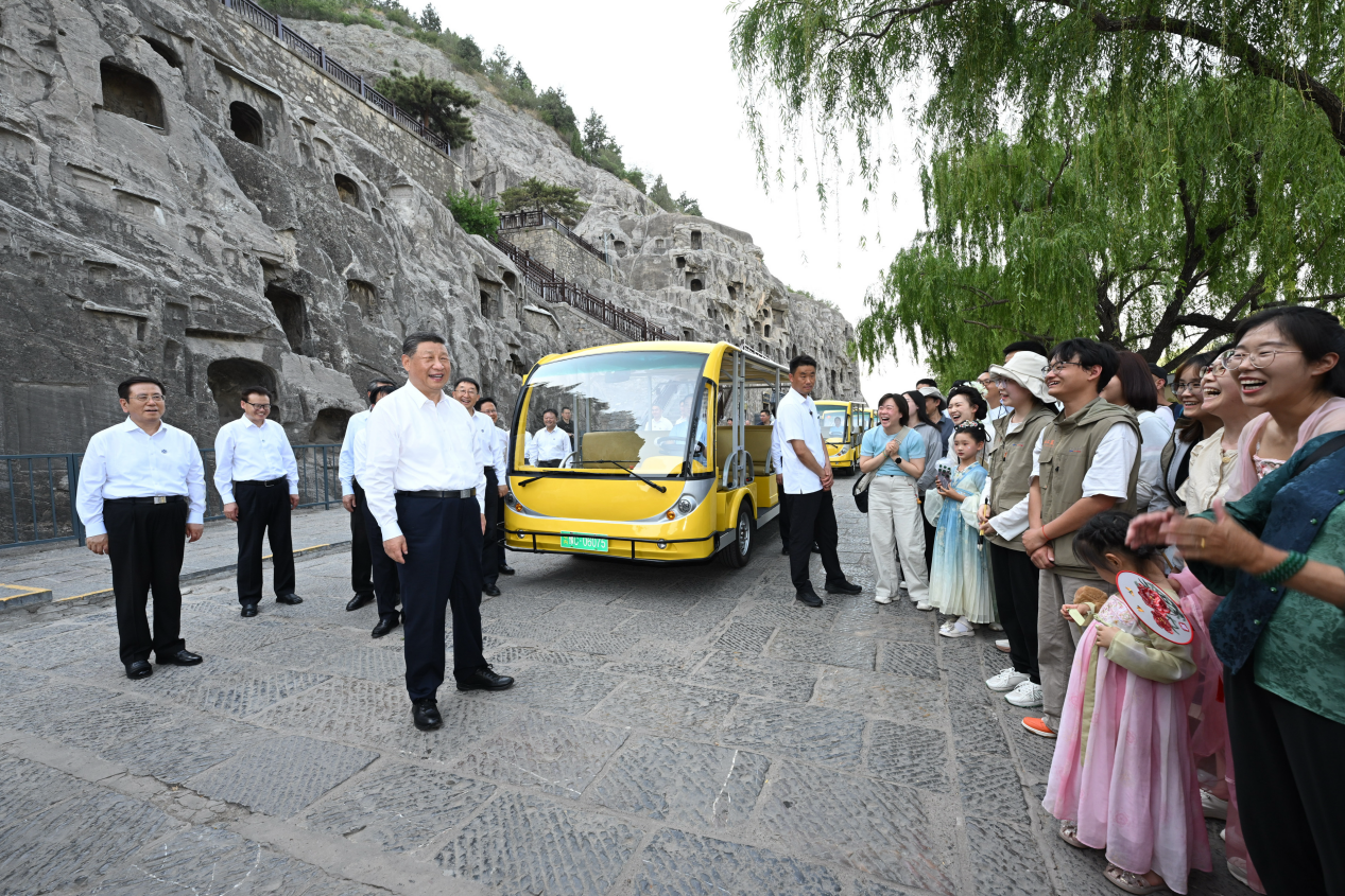 5月19日，習(xí)近平在洛陽(yáng)龍門石窟考察時(shí)，同游客親切交流。